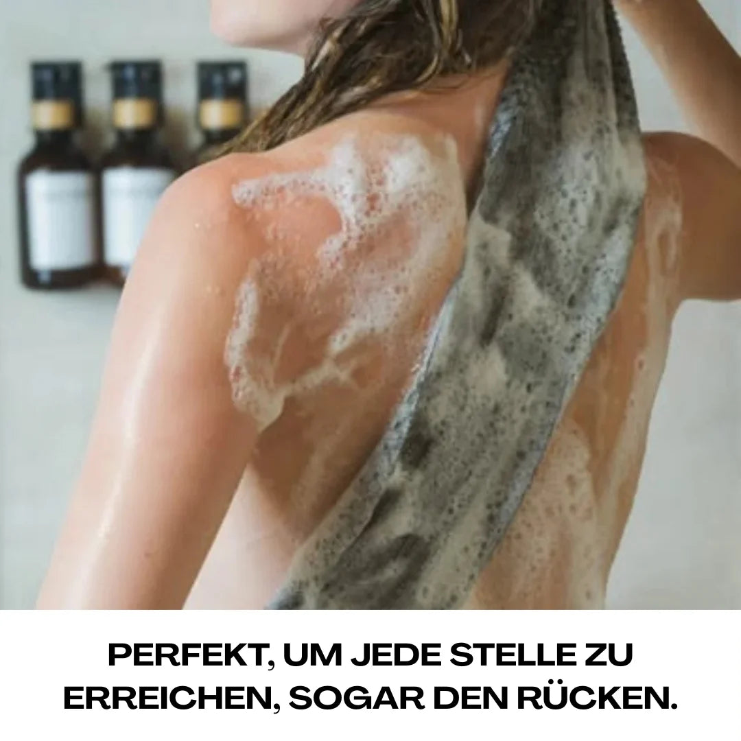 Person benutzt das PeelingTuch Original unter der Dusche zur gründlichen Reinigung des Rückens