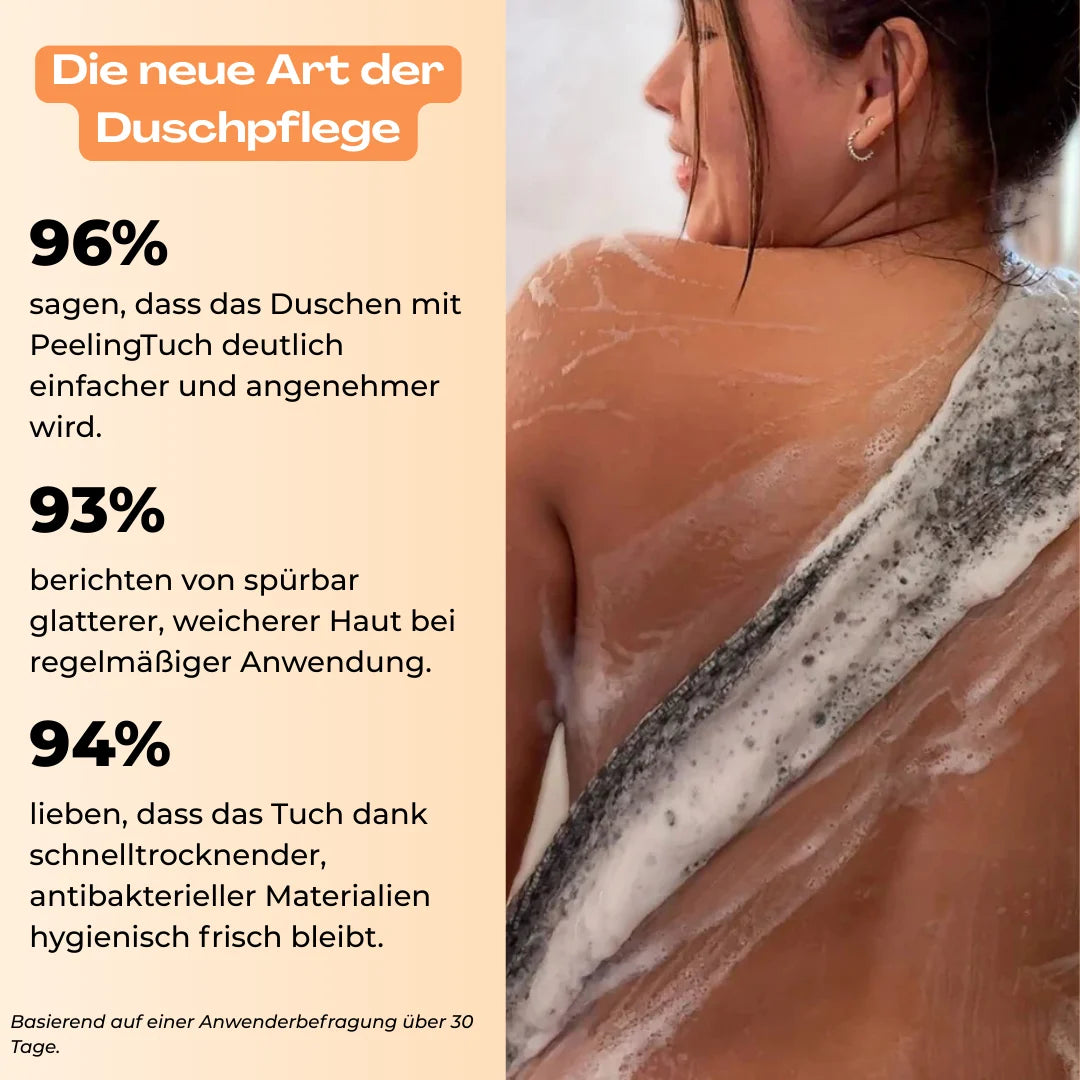 Anwendung von PeelingTuch Original unter der Dusche am Rücken für glattere und weichere Haut