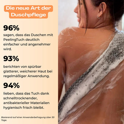 Anwendung von PeelingTuch Original unter der Dusche am Rücken für glattere und weichere Haut